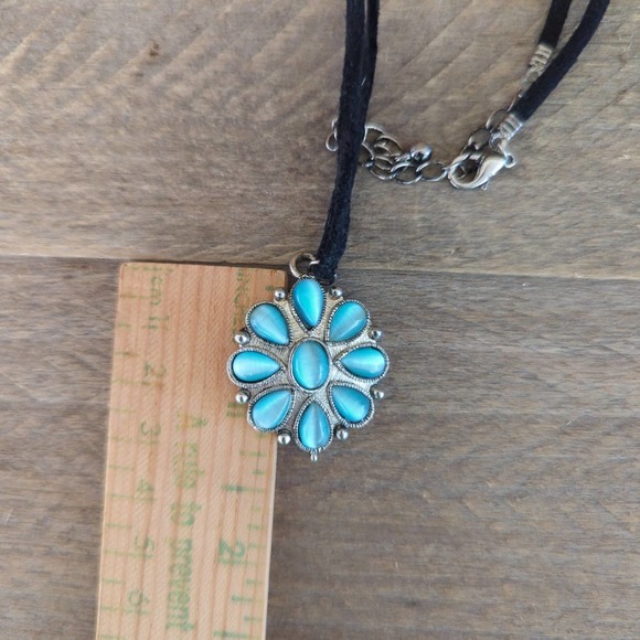 Vtg Silver-toned Flower Choker / Necklace w/ Blue Opalescent Stones / Black Cord - Picture 7 of 9